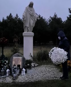 Chryzantemy na cmentarzach, przy domkach jednorodzinnych, w bagażnikach samochodów