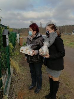 stroiki świąteczne, kobiety wręczające stroiki świąteczne starszym paniom