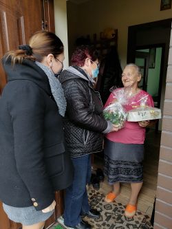 stroiki świąteczne, kobiety wręczające stroiki świąteczne starszym paniom