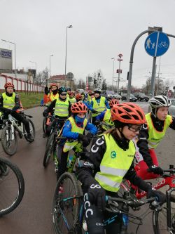 Dzieci słuchające lekcji, przeciąganie liny