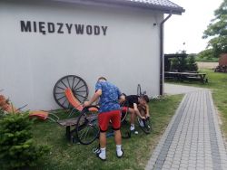 Dzieci latem jeżdżą na rowerach, czyszczą rowery, grają w pongponga