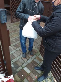 Kobiety pakują paczki z żywnością, rozdają paczki
