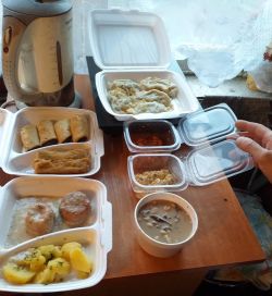 Kobiety pakują paczki z żywnością, rozdają paczki