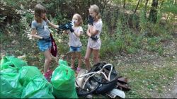 Dzieci w lesie, zbierały śmieci, worki ze śmieciami