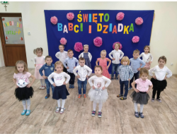 Małe dzieci tańczą i śpiewają