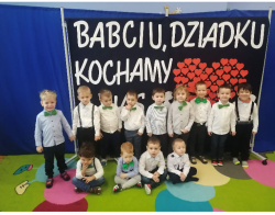Małe dzieci tańczą i śpiewają