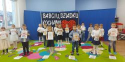 Małe dzieci tańczą i śpiewają