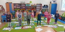 Małe dzieci tańczą i śpiewają