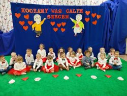Małe dzieci tańczą i śpiewają