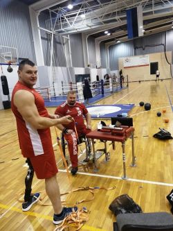 Parasportowcy trenują pchnięcie kulą