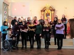 Zespół wokalny oraz muzycy śpiewają w kościele