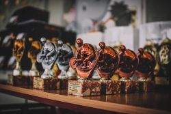 kolarze odbierają nagrody i dyplomy