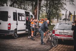 kolarze odbierają nagrody i dyplomy