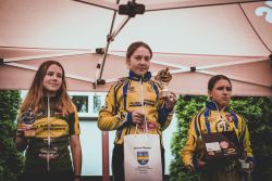 kolarze odbierają nagrody i dyplomy