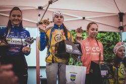 kolarze odbierają nagrody i dyplomy