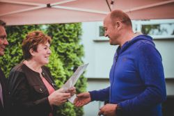 kolarze odbierają nagrody i dyplomy