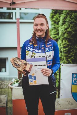 kolarze odbierają nagrody i dyplomy