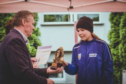 kolarze odbierają nagrody i dyplomy