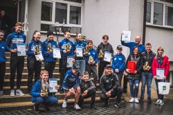 kolarze odbierają nagrody i dyplomy