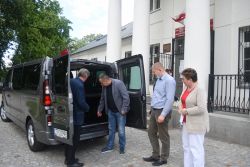 bus i oglądający go ludzie
