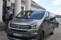 bus i oglądający go ludzie