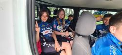 Grupa_dzieci_w_sportowych_strojach_przed_budynkiem_02