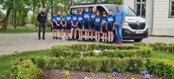 Grupa_dzieci_w_sportowych_strojach_przed_budynkiem_03