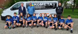 Grupa_dzieci_w_sportowych_strojach_przed_budynkiem_04