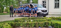 Grupa_dzieci_w_sportowych_strojach_przed_budynkiem_08