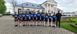 Grupa_dzieci_w_sportowych_strojach_przed_budynkiem_10