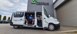 Grupa_dzieci_w_sportowych_strojach_przed_budynkiem_11