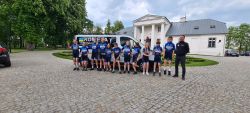 Grupa_dzieci_w_sportowych_strojach_przed_budynkiem_12