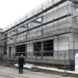 Wójt, przewodniczący gminy Obrowo oraz lokalni radni na budowie szkoły w Brzozówce