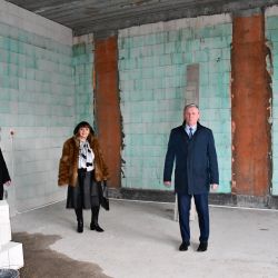 Wójt, przewodniczący gminy Obrowo oraz lokalni radni na budowie szkoły w Brzozówce
