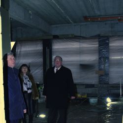 Wójt, przewodniczący gminy Obrowo oraz lokalni radni na budowie szkoły w Brzozówce