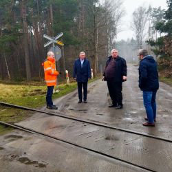 od lewej przedstawiciel PKP PLK SA, Wójt gminy Andrzej Wieczyński, Dyrektor Wydziału Projektów Europejskich,Przewodniczący...