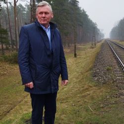 Wójt gminy Andrzej Wieczyński podczas spotkania na temat lokalizacji nowych przystanków kolejowych