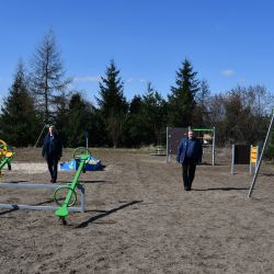 Wójt gminy Obrowo Andrzej Wieczyński, Radny gminy Jan Marcinkowski na nowym placy zabaw w Szembekowie