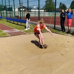 Szkolni lekkoatleci na zawodach powiatowych