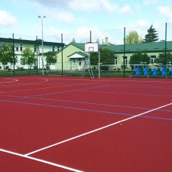Plac wielofunkcyjnego boiska sportowego i placu zabaw przy Zespole Szkół w Osieku nad Wisłą.