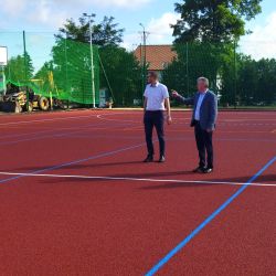 Plac wielofunkcyjnego boiska sportowego i placu zabaw przy Zespole Szkół w Osieku nad Wisłą.