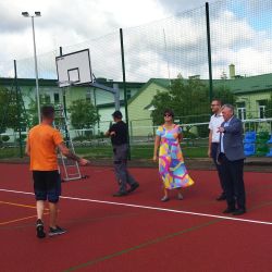 Plac wielofunkcyjnego boiska sportowego i placu zabaw przy Zespole Szkół w Osieku nad Wisłą.