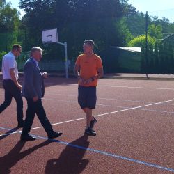 Plac wielofunkcyjnego boiska sportowego i placu zabaw przy Zespole Szkół w Osieku nad Wisłą.
