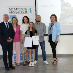Wręczenie nagród na IV gali Akademii Zdolnych Wójta Gminy Obrowo