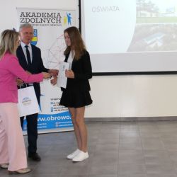 Wręczenie nagród na IV gali Akademii Zdolnych Wójta Gminy Obrowo