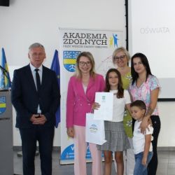 Wręczenie nagród na IV gali Akademii Zdolnych Wójta Gminy Obrowo
