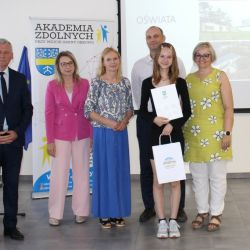 Wręczenie nagród na IV gali Akademii Zdolnych Wójta Gminy Obrowo