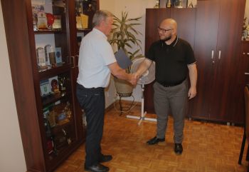Wójt gminy Obrowo Andrzej Wieczyński wręcza akt powierzający stanowisko dyrektora SP w Obrowie