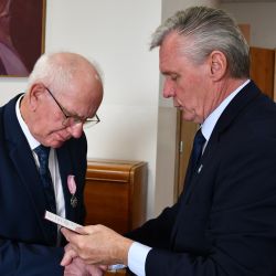 Wręczenie medali za długoletnie pożycie małżeńskie Państwa Dąbrowskich