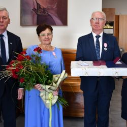 Wręczenie medali za długoletnie pożycie małżeńskie Państwa Dąbrowskich